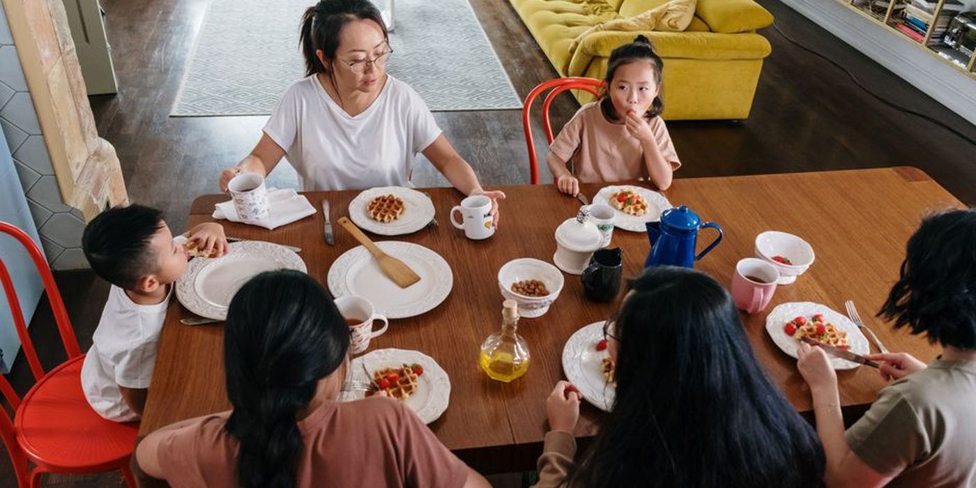 Keluarga makan bersama