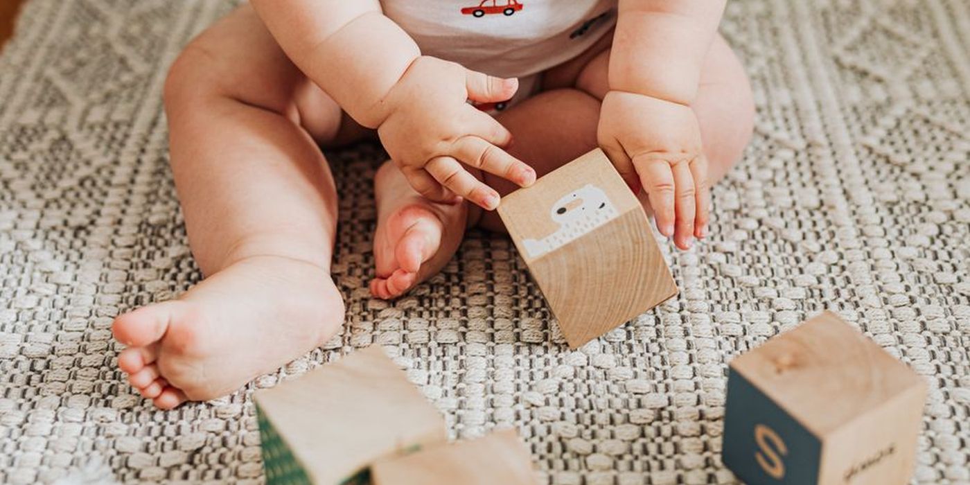 Bayi bermain di atas lantai