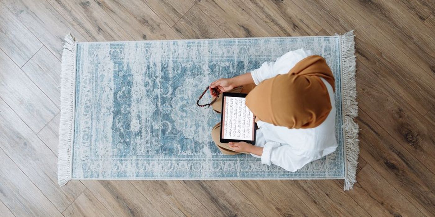 Kanak-kanak menunaikan solat