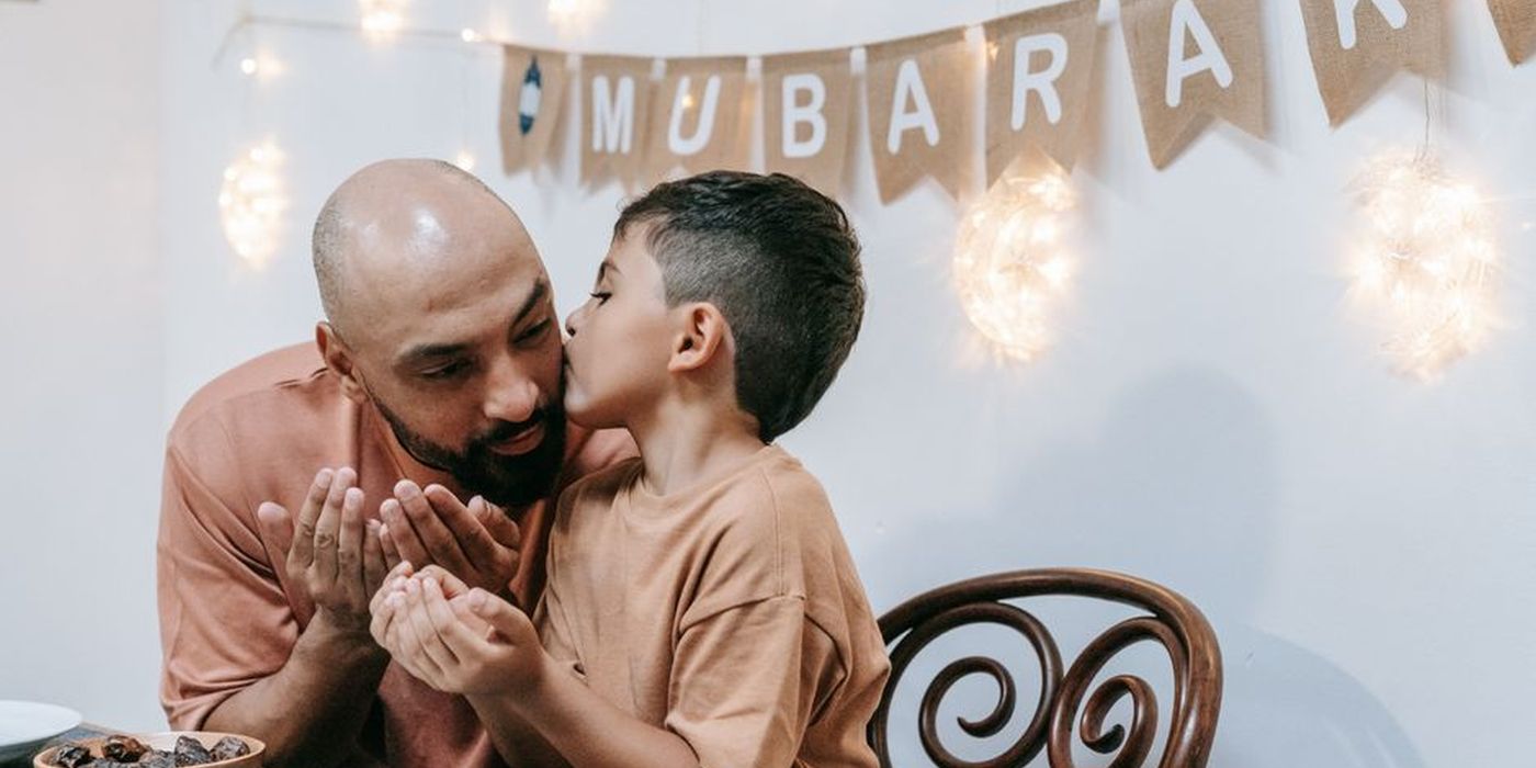 Keluarga Muslim bersama anak