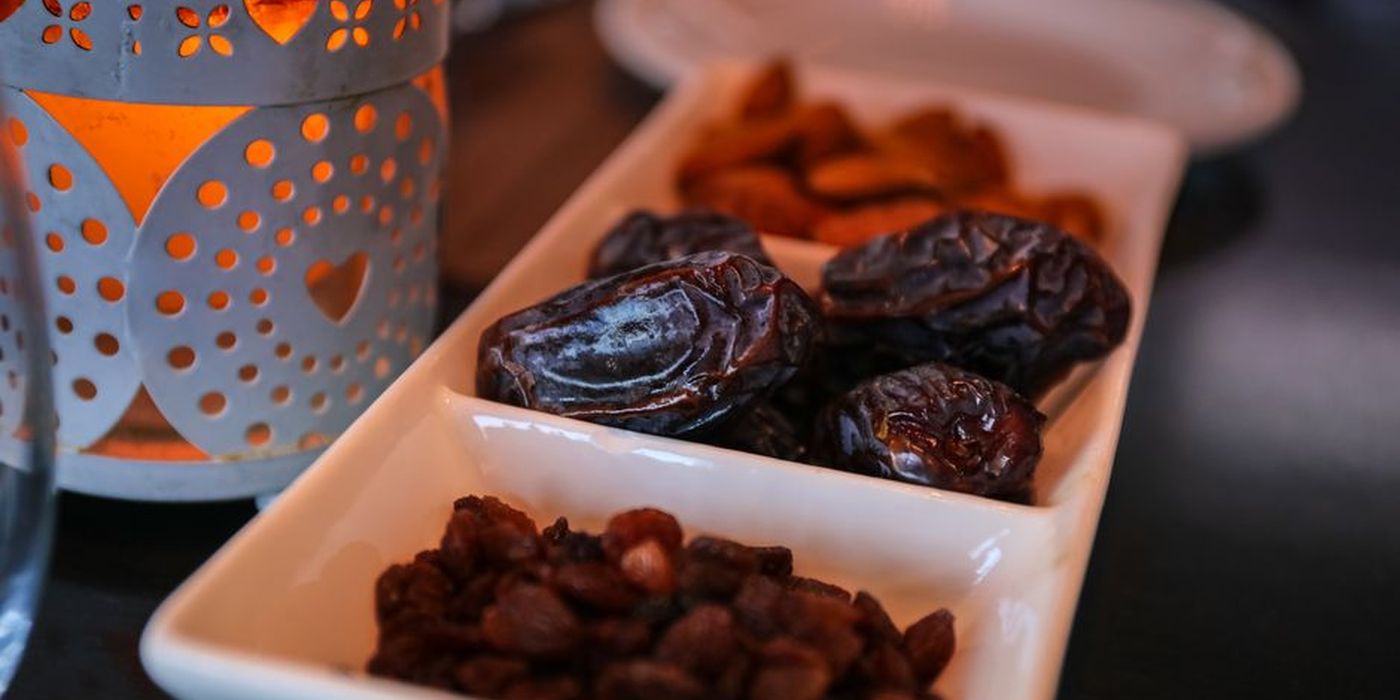 Kurma dan air di meja berbuka