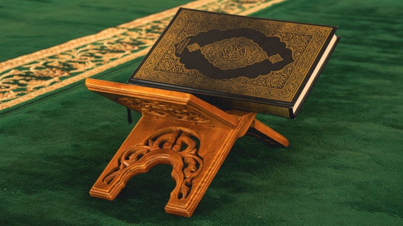 Al-Quran diletakkan di atas rehal