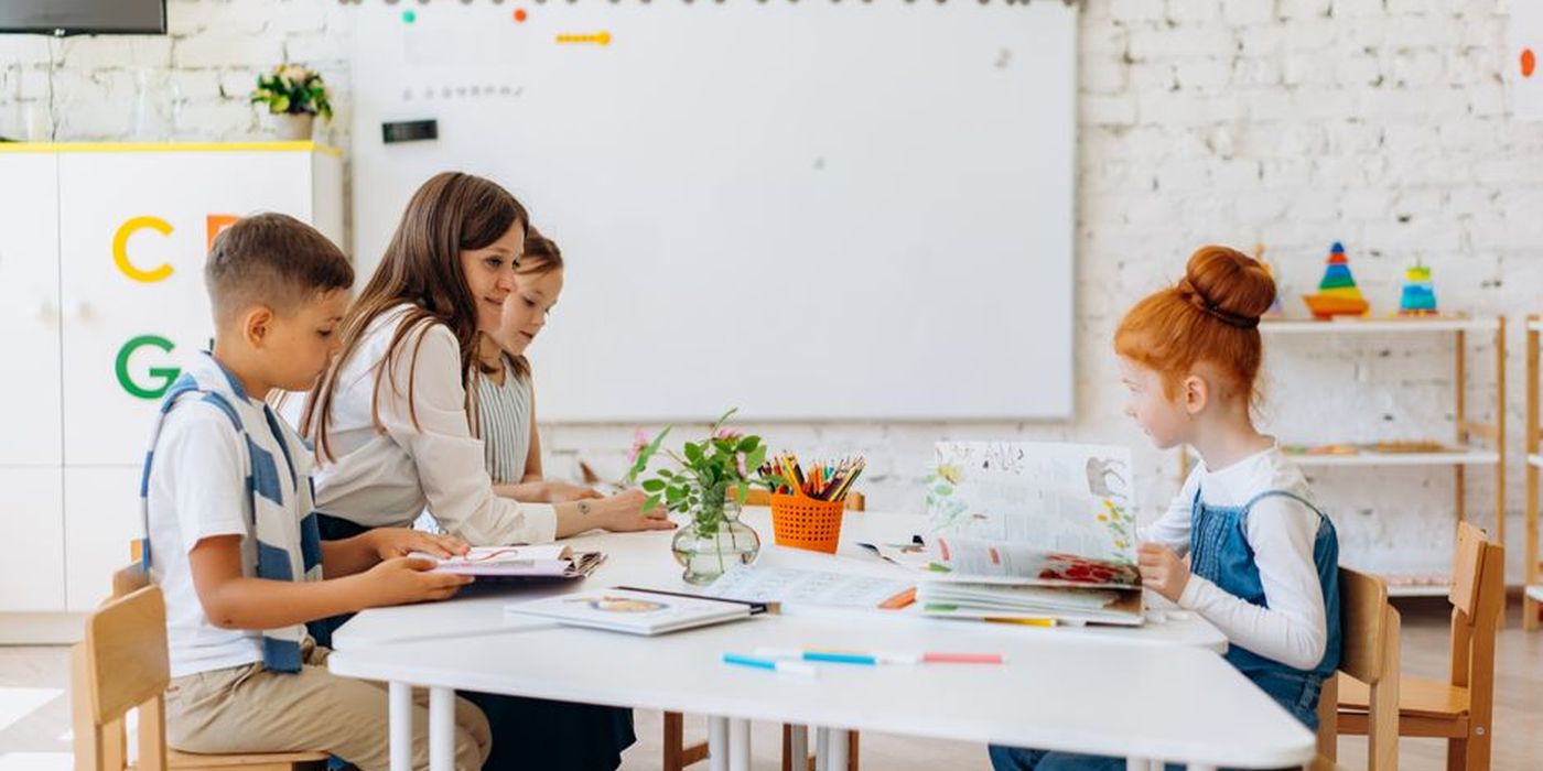Murid sekolah rendah di dalam kelas