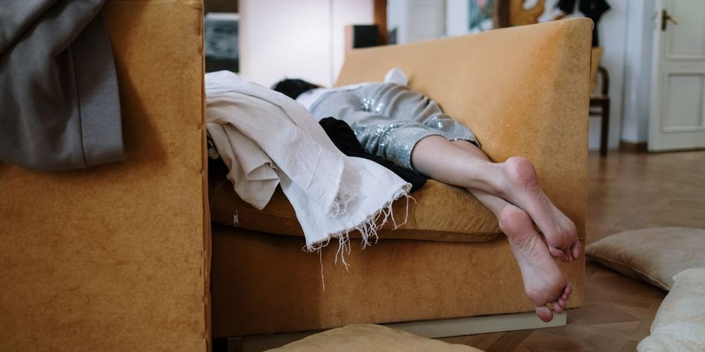Kaki berehat di atas sofa