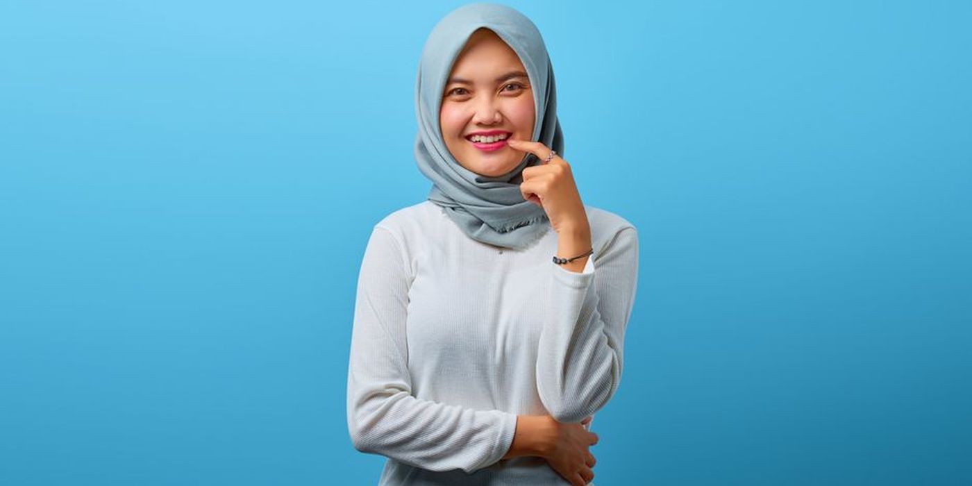 Wanita Muslim bertudung tersenyum