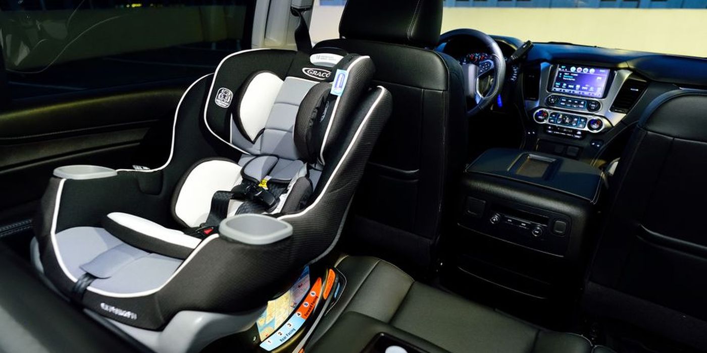 Bayi di dalam kerusi keselamatan kereta