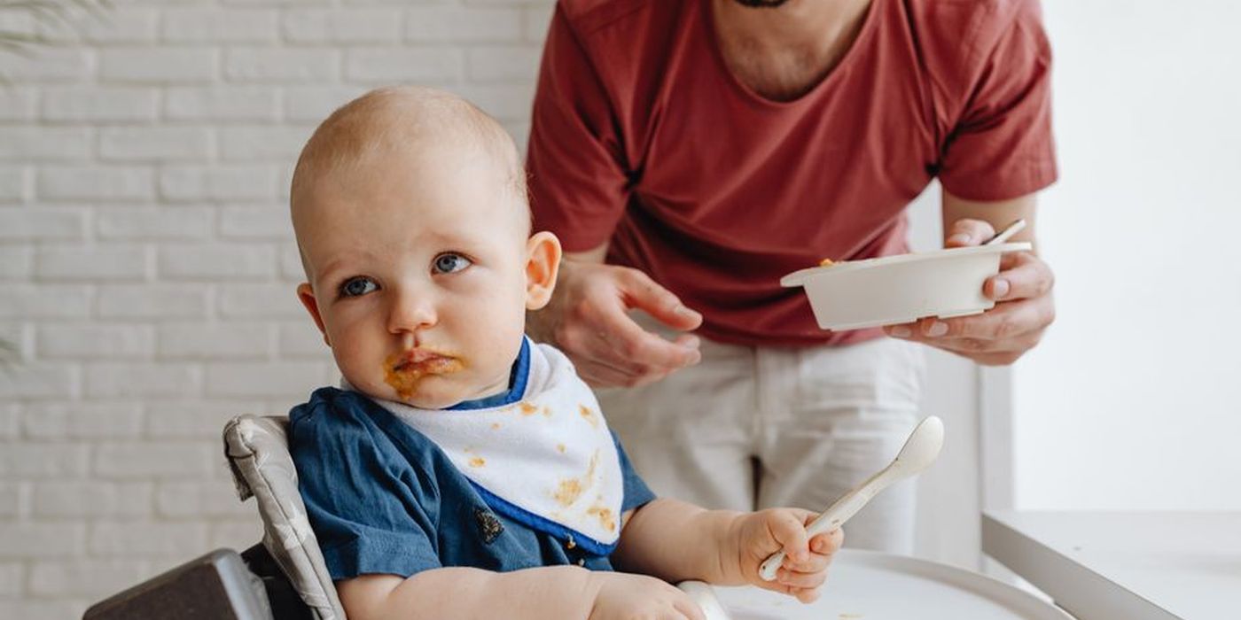Puri makanan bayi dalam mangkuk