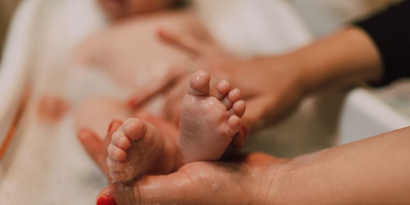 Bayi dimandikan dalam tab kecil