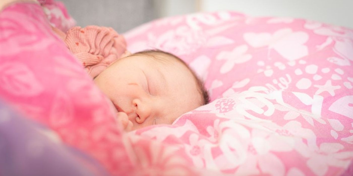 Bayi perempuan dibalut selimut