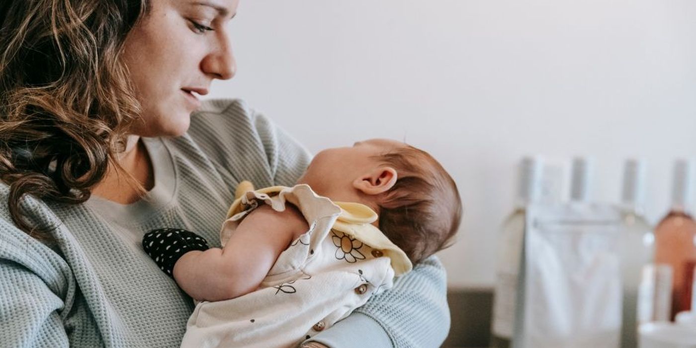 Ibu mendukung bayi baru lahir di rumah