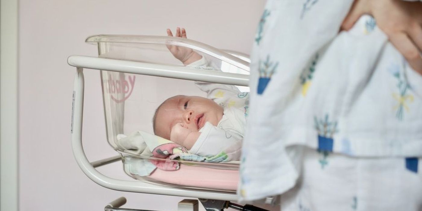 Bayi baru lahir di dalam kot hospital
