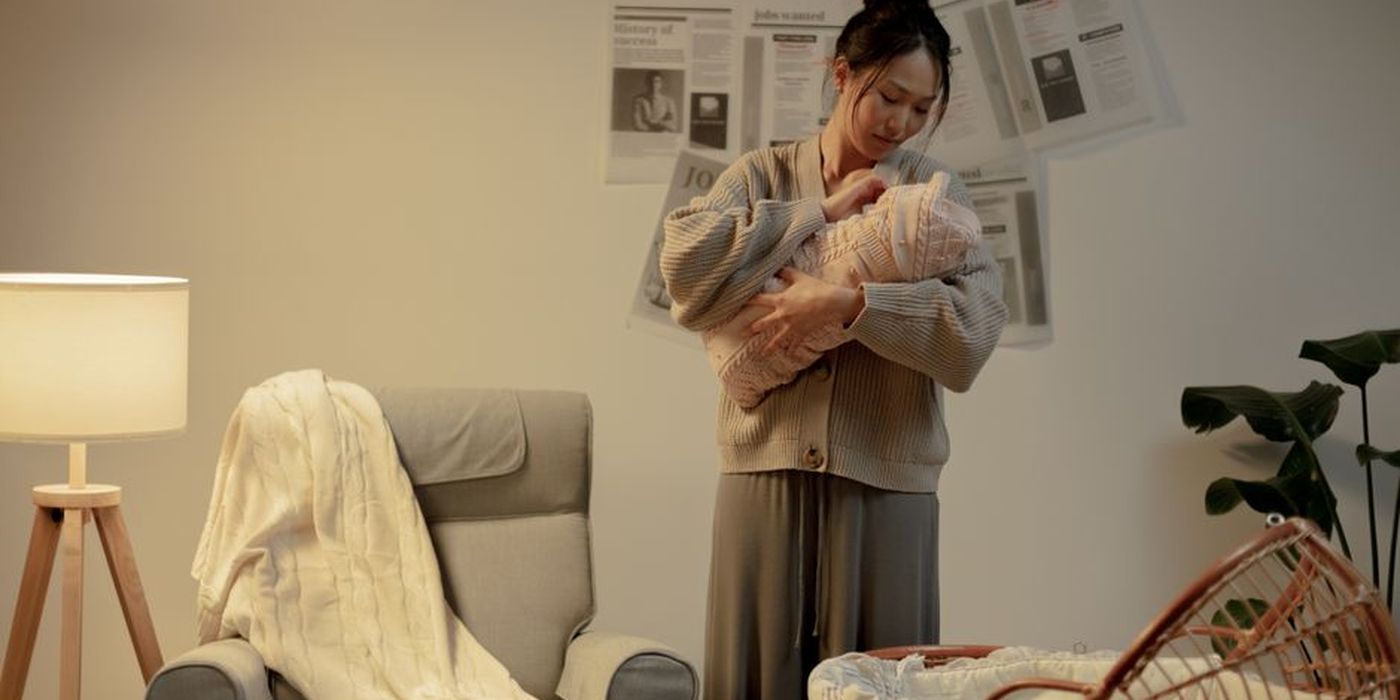 Ibu mendukung bayi baru lahir