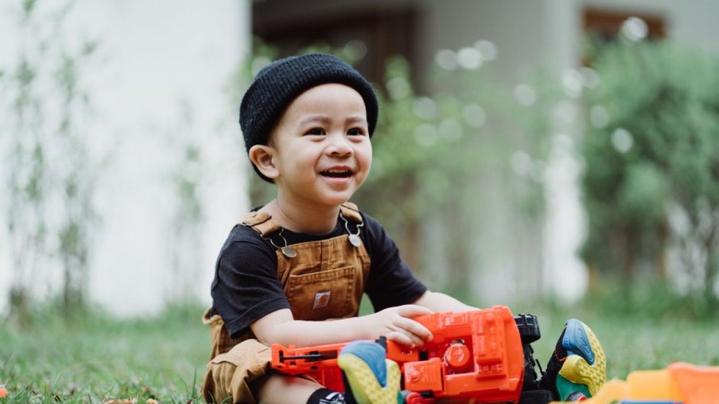 Kanak-kanak bermain dengan mainan
