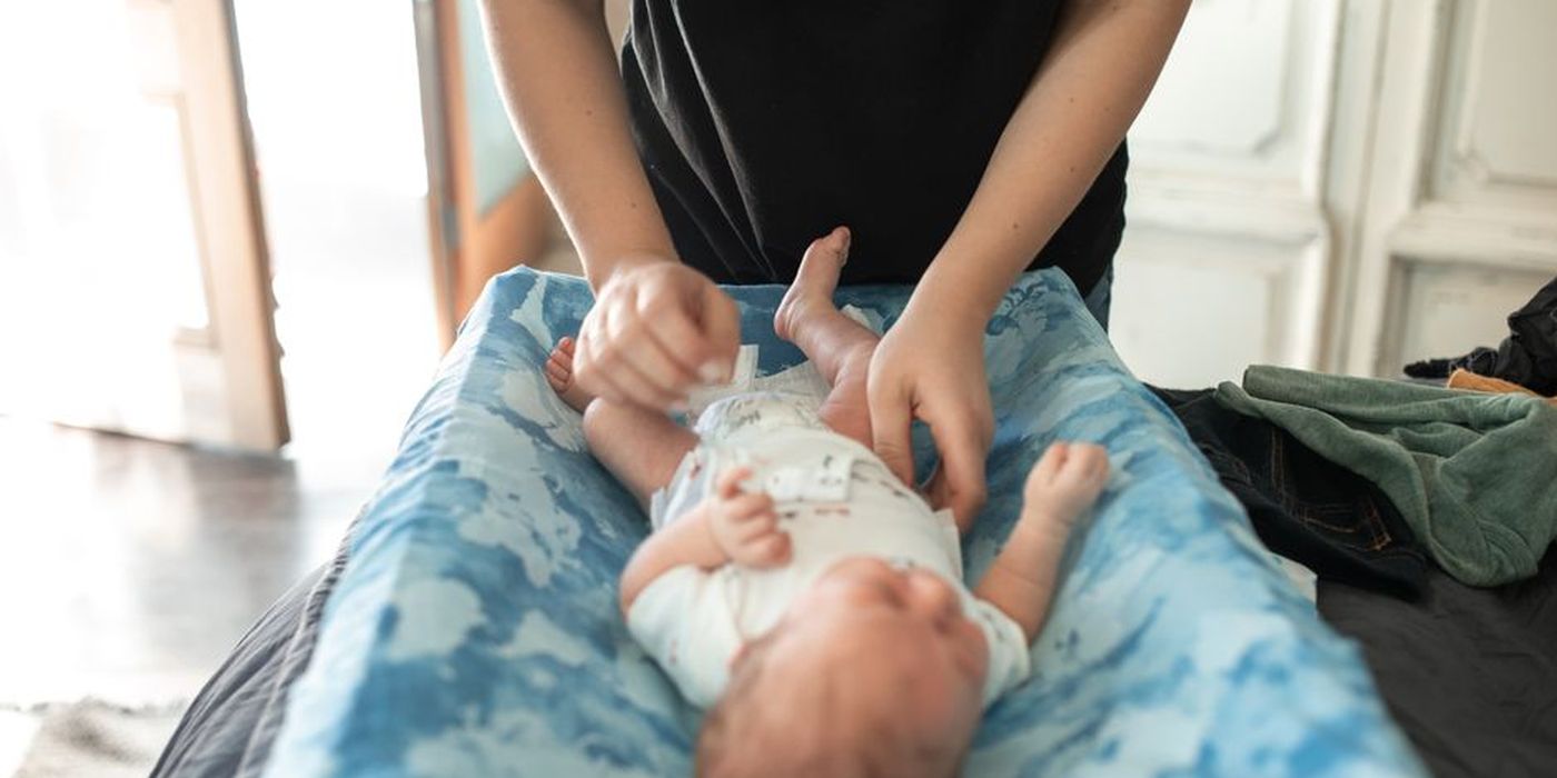 Bayi ditukar lampin di atas meja