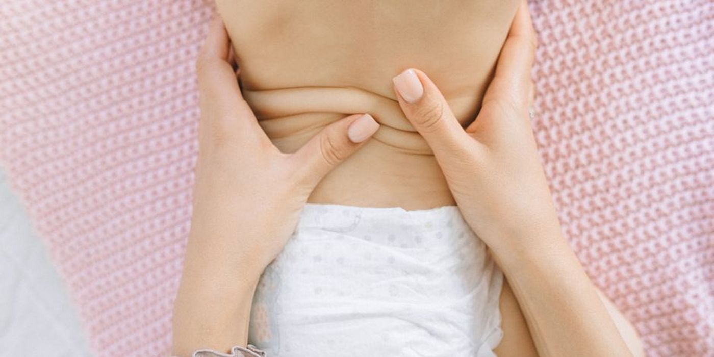 Bayi diurut lembut pada perut