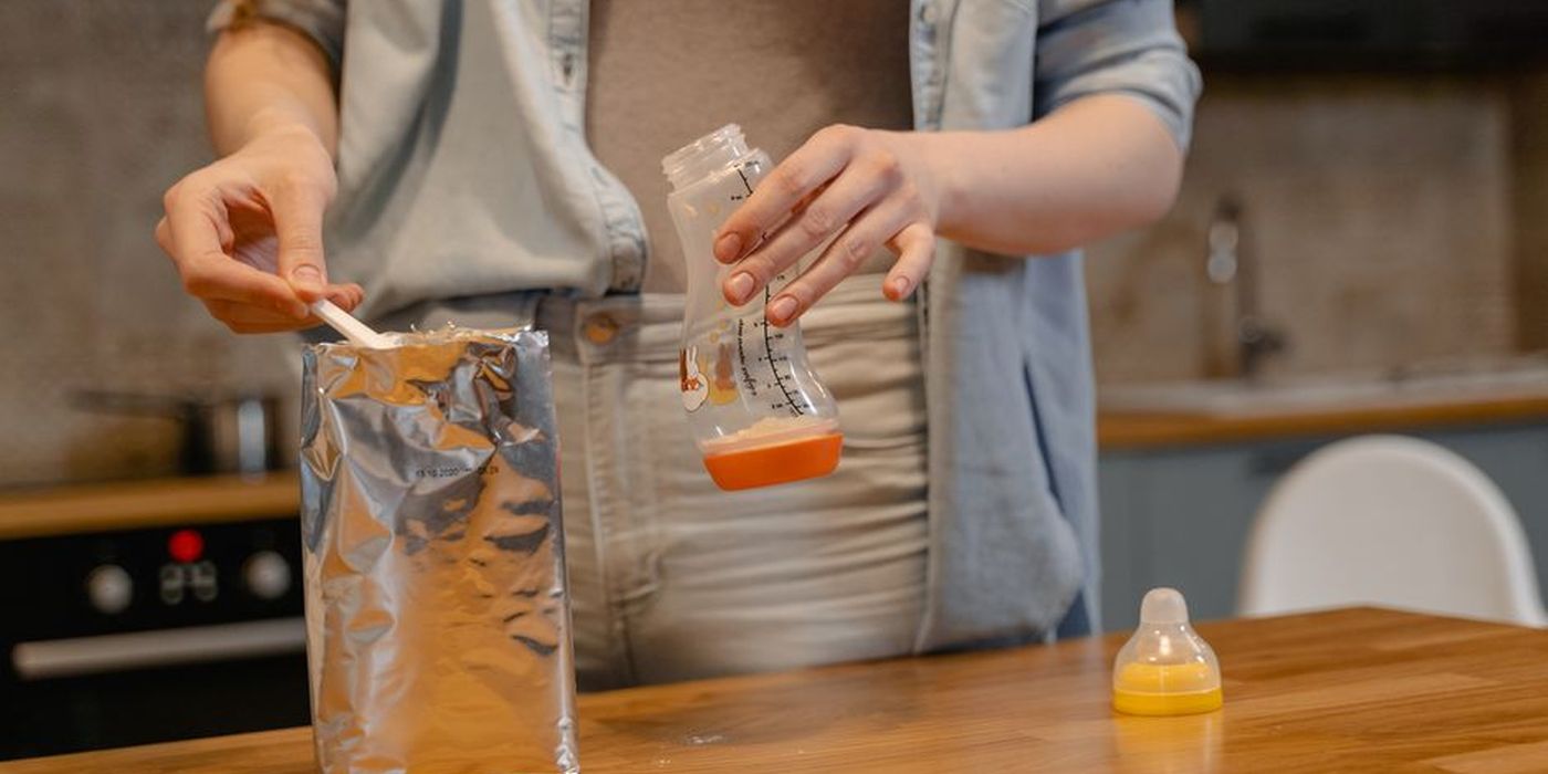 Menyediakan susu formula bayi