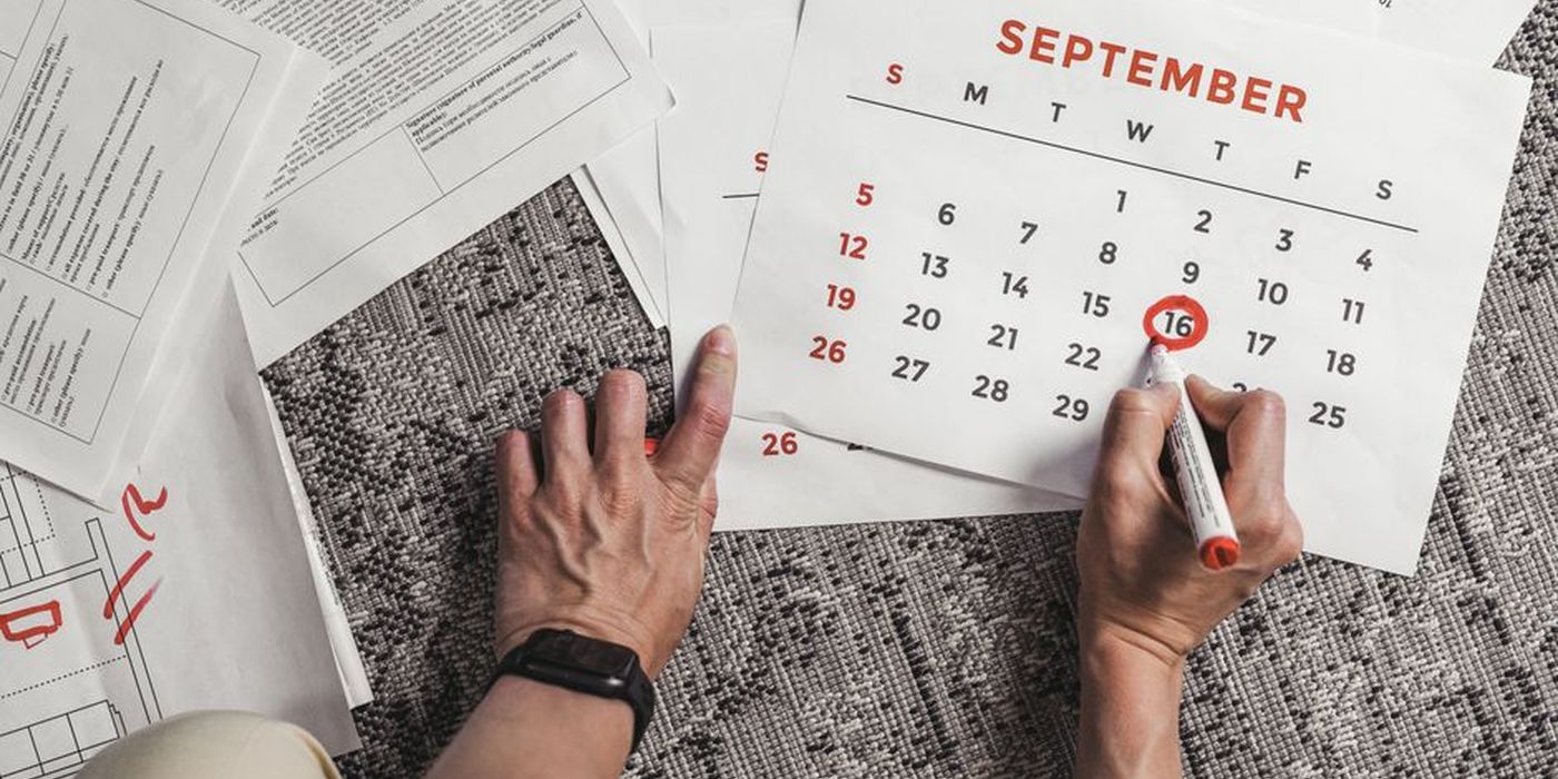 Tangan menanda tarikh pada kalendar