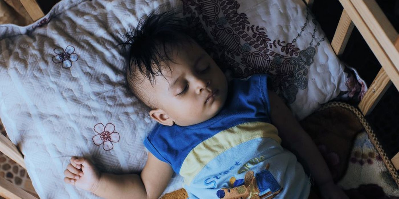 Bayi tidur lena di dalam katil