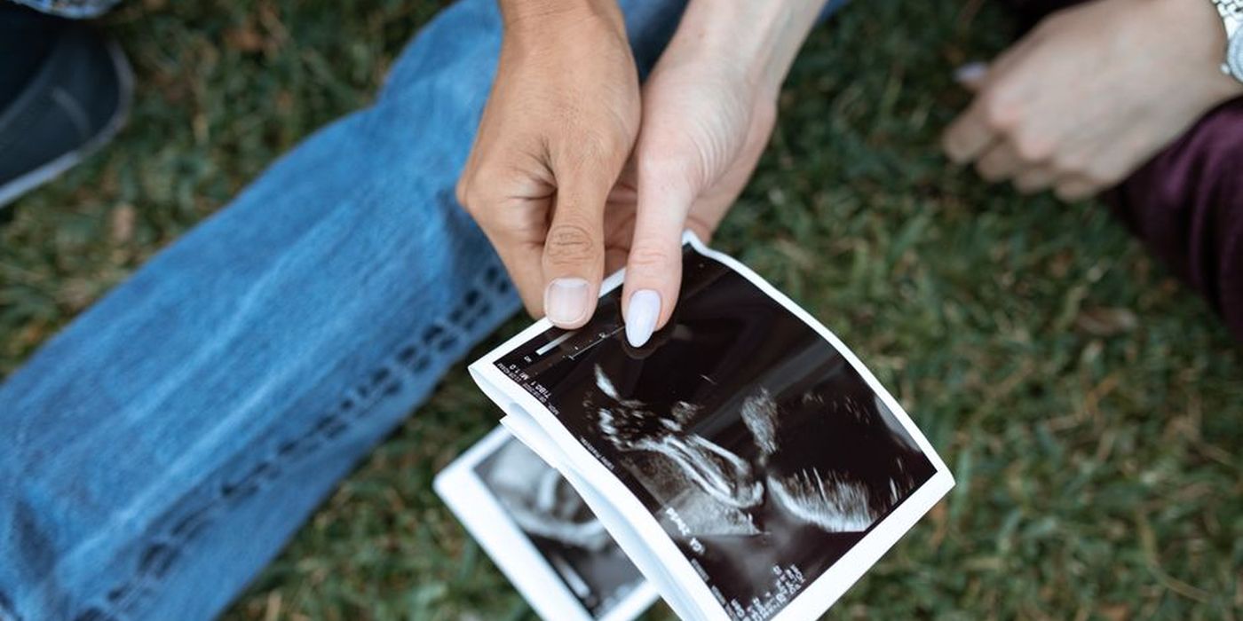 Ibu memegang gambar imbasan ultrasound